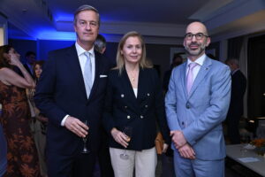 El embajador Erik Høeg junto a su mujer, Consuelo Cespedosa Gallardo, y Eran Nagan, ministro Consejero de la Unión Europea